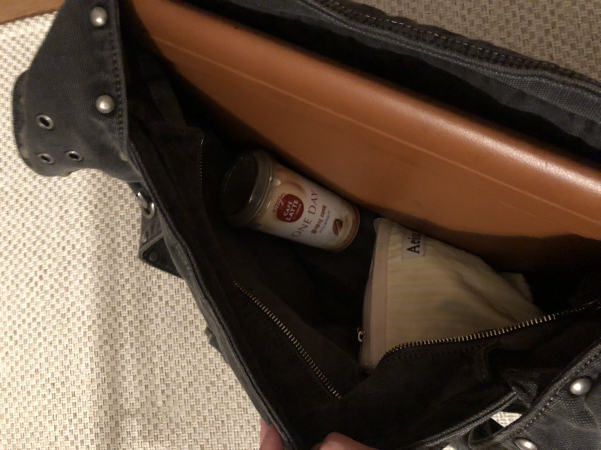 #광고 
아직도 아아는 어려운 나를 위한 맛있는 카페라떼 정착했따.. 항상 라떼를 마시는데 매일유업의 마이카페라떼 원데이를 마셔보았어요!!
전 CU에서 구매했는데 편의점 전용 제품이라고하네요.
엄마가 옛날에 많이 사먹었다고 좋아하셨던,, 고소+진한 풍미가 저에게도 너무 잘맞아서 외출 필수템!