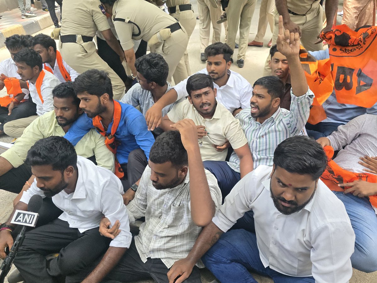 AbvpHyderabad's tweet image. ABVP Hyderabad Mahanagar Karyakarthas Protested in front of TSRTC Bus Bhavan, Demanding a rollback of the recent bus pass fare hike, which has sparked outrage among the students. #ABVPForStudents
@ABVPVoice