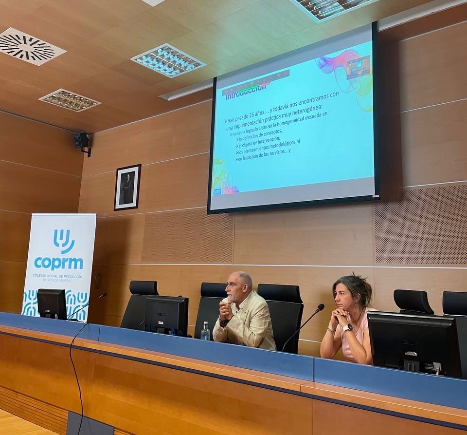 25 aniversario del Libro Blanco de Atención Temprana, el catedrático Julio Pérez ha ofrecido una charla sobre la evolución del modelo de atención temprana en España
María Santos, coordinadora del GT de Atención Temprana del COPRM ha leído el Manifiesto:

facebook.com/ColegioPsicolo…