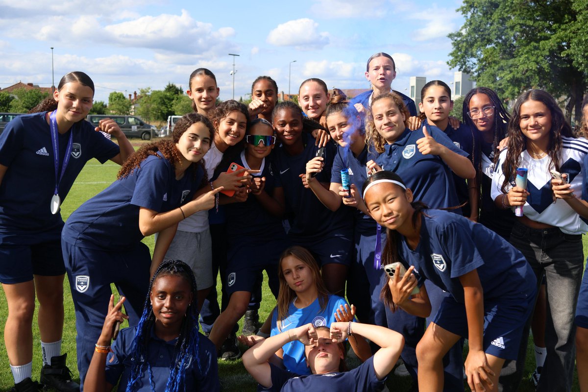 FCGBWomen's tweet photo. 𝑪𝒐𝒖𝒑𝒆 + 𝑪𝒉𝒂𝒎𝒑𝒊𝒐𝒏𝒏𝒂𝒕 + 𝑴𝒐𝒏𝒕𝒆́𝒆 🏆

Victorieuse de Pau 4 buts à 0 en finale de Coupe de Nouvelle-Aquitaine ce week-end, les @FCGBWomen  auront réalisé une saison magnifique avec deux titres et une montée en D3. Un immense bravo à tout ce groupe 👏💙🤍

#AllezBordeaux 📸 @Thzmy_