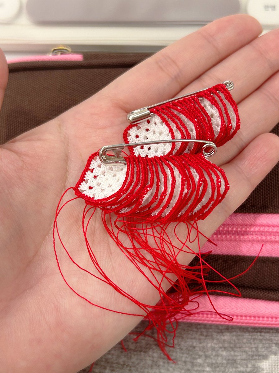 모티브 근황〰️🧵

빨간 테두리를 둘러주고 있습니다.
목표는 이번달까지 테두리 다 끝내고 장식뜨기 시작하기!