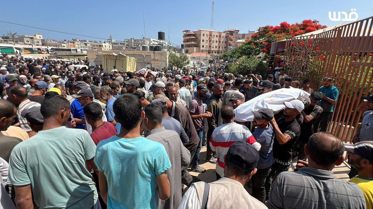 almuariza's tweet photo. 🔴Al menos 51 palestinos han sido asesinados hoy en Khan Younis, al sur de Gaza. Tanques  israelíes dispararon contra una multitud que esperaba ayuda humanitaria, según el Ministerio de Salud. Ayer, otros 23 murieron en un incidente similar en Rafah. Israel no ha comentado los hechos.

Mientras el mundo observa la escalada entre Israel e Irán, y el foco internacional se desplaza hacia esa guerra regional, en Gaza las fuerzas israelíes siguen matando civiles cada día.