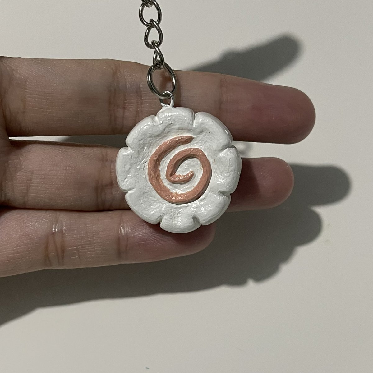 riowonn's tweet photo. #rionsells wts lfb ph

hii!! i’m making clay keychains and can customized too!!💗

₱30 each for these designs🫶 

50% dp (non refundable)
50% rembal once done

💳 : gcash
🚚 : jnt, lalamove

can add them on beaded keychains too!!🥰

wtb lfs commission comms art help rt https://t.co/8sVmOZesGP