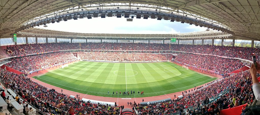 Bu sezon önemli noktalardan biri kombine satışları olacak.
Eskişehirspor son yıllarda ortalama 3 bin kombine sattı.
Deplasman taraftar rekoru kıran, iki kez BAL taraftar rekoru kıran Eskişehirspor'un artık kombine satışında 10 bini görmesi lazım.

Kombine satışı, hedef koyma