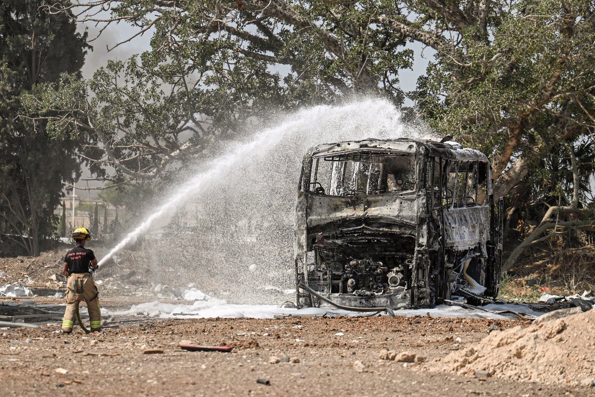 הבוקר (17 ביוני), פגיעה ישירה של טיל איראני במסוף אוטובוסים במרכז הארץ.

This morning (June 17), a direct hit by an Iranian missile on a bus terminal in central Israel.
