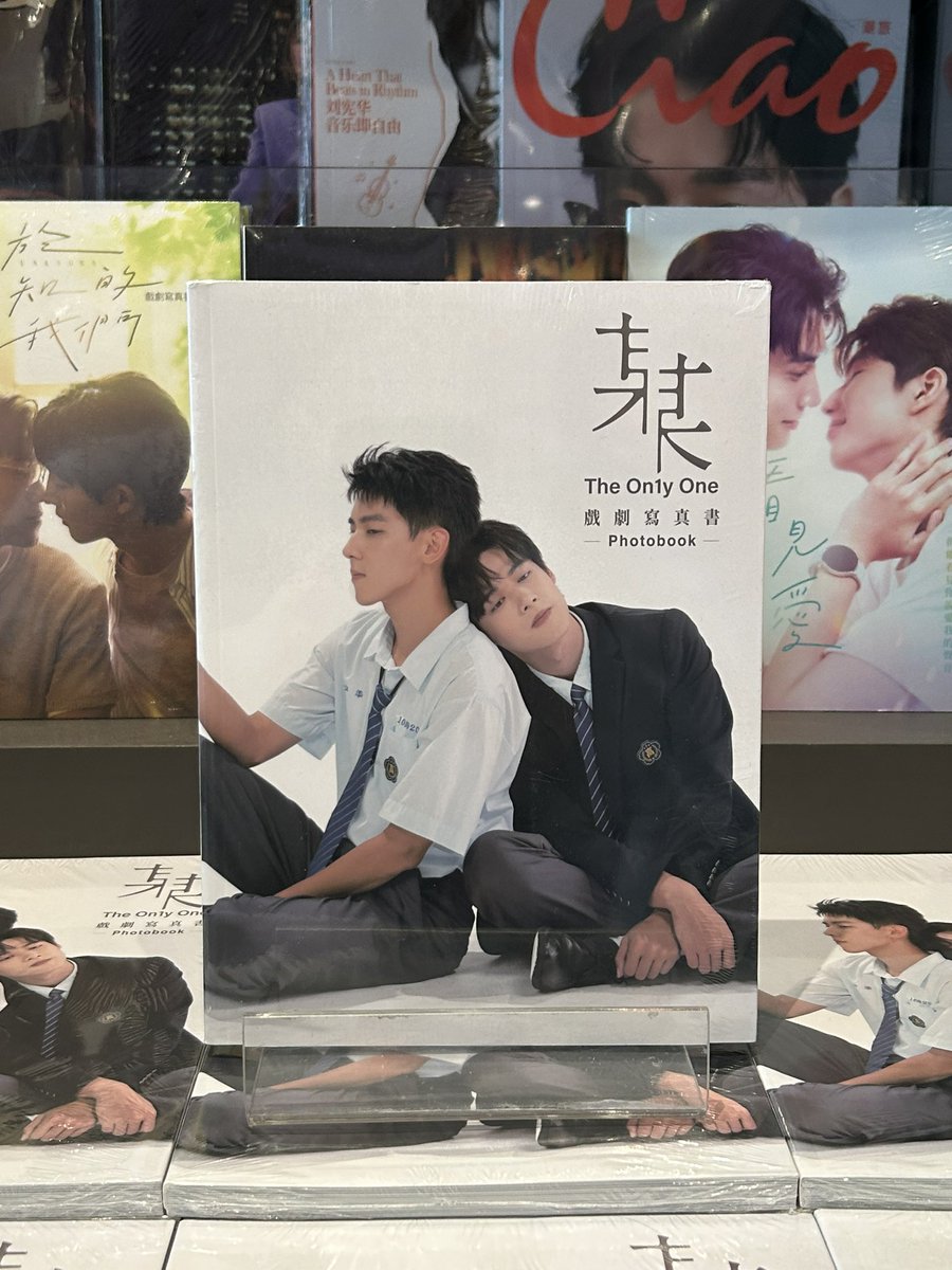 [RESTOCK] แล้วค่ะ สำหรับหนังสือ 某某 戲劇寫真書 The On1y One Photobook วางจำหน่ายที่สาขาสยามพารากอนเท่านั้นค่า🤍 (ISBN 9786264150255 / Price 770 THB) #TheOn1yOne #某某 #ใครบางคน #LiuDongQin #BenjaminTsang #劉冬沁 #曾向鎮