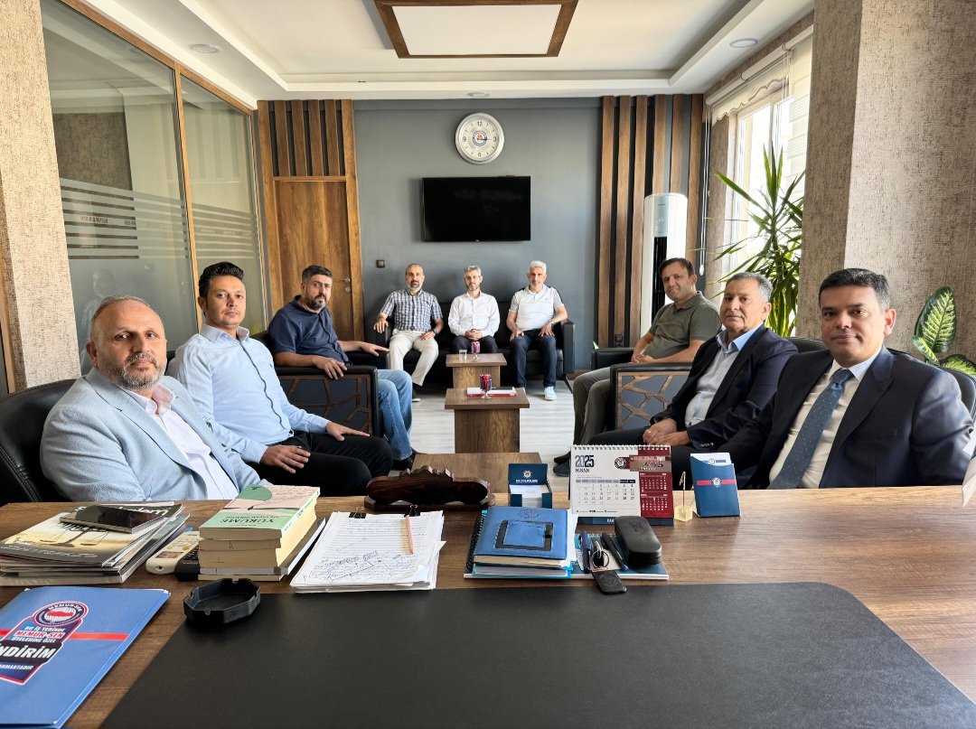 Kızıltepe Kaymakamı Sayın Abdullah ŞAHİN ve Kızıltepe İlçe Millî Eğitim Müdürü Sayın Abdulkadir GÜMÜŞ, sendikamıza  nezaket ziyaretinde bulundular. Eğitime dair verimli fikir alışverişlerinin yapıldığı bu anlamlı ziyaretlerinden dolayı kendilerine teşekkür ediyor, kamu