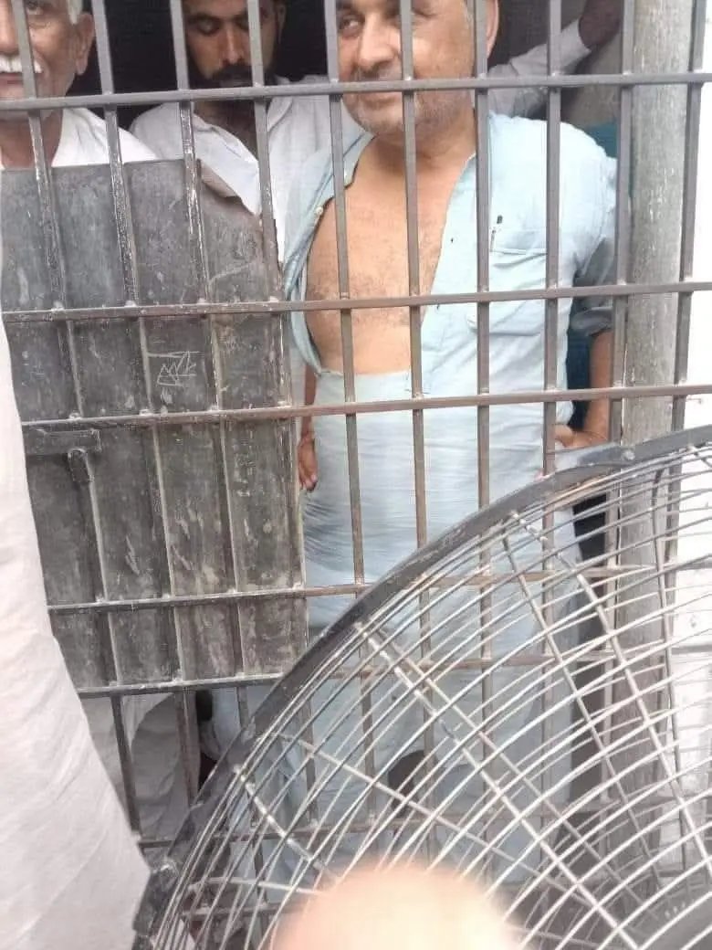 سنڌ سڀا مرڪزي اڳواڻ انعام سنڌي ۽ سندس ساٿي ڪالھ نواب شاہ پريس ڪلب تان

پوليس ھٿان تشدد بعد گرفتار ڪيا ويا..!

#sindhrejectscorporatefarming 
#NoMoreCanalsOnIndus