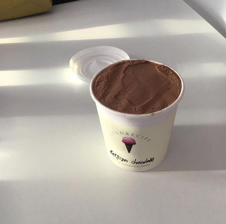 esthatice's tweet image. Dihampirinya @nirwasena dengan satu cokelat es krim— takut kucing kuningnya mengamuk kalau tidak dituruti. “Mau enggak, Kak?”