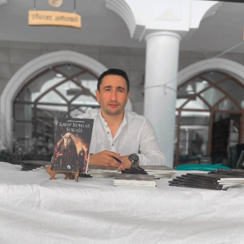 Çocuk Edebiyatı Fuarı etkinliğinde çocuklara kitaplarımızı imzalıyoruz.
Teşekkürler <a href="/YazarVan/">Van Yazar ve Şairler Derneği</a> 

Kitaplar en iyi dostlarımızdır.

#kitap #edebiyat #vangölü #vanlife #yazar #gürkankarahan