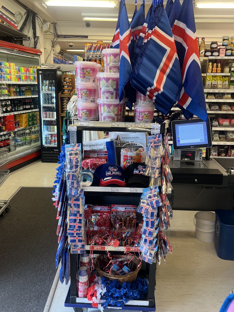 Á þjóðhátíðardaginn er viðeigandi að við sameinumst um þá ágætu hugmynd okkar að vera Íslendingar. Til þess að svo megi verða, er ábyrgð okkar stjórnmálamanna mikil. Á þessum degi er rétt að við bregðum út af vananum, sleppum því að vera leiðinlegir og sneiðum alfarið hjá því að