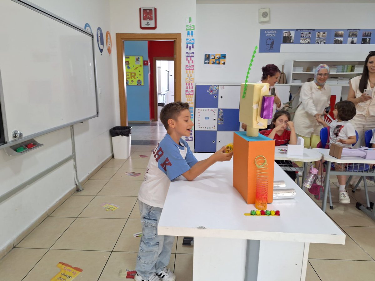 BKKutahyakampus's tweet image. @bahcesehir_k12 #bahcesehirdebugün
İlkokul öğrencilerimiz Stem Junior &quot;Hayal Dünyam&quot; konulu  fuarda hazırladıkları çalışmaları sergiledi. #kutahyabk #stemjunior