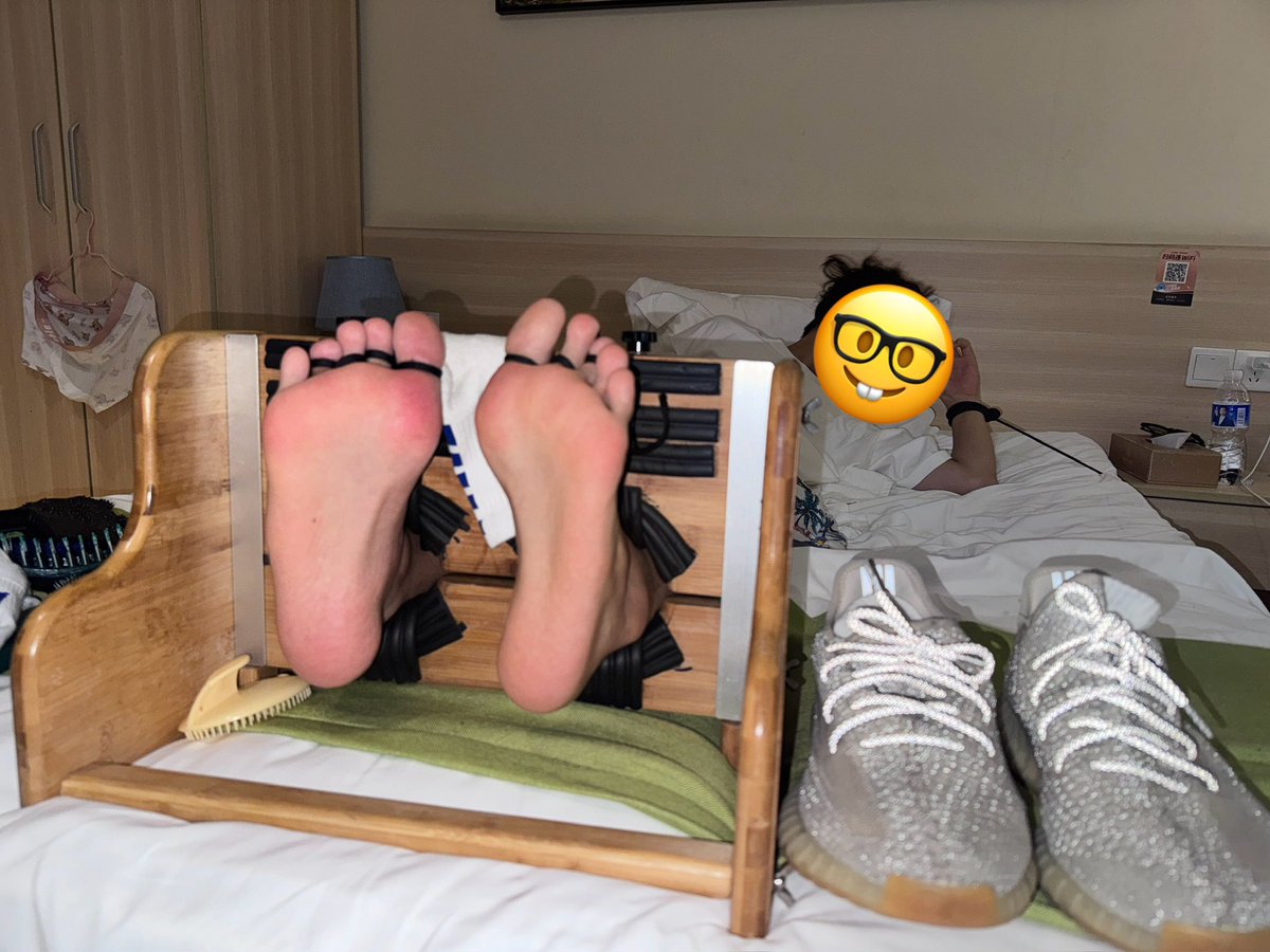 daih1514592's tweet photo. 【猛R被贱狗下迷幻药，45码大脚惨遭tk😫】
• 最近压力有点大，想着找点🐶调教一下，没想到竟然是噩梦的开始….
 • 😫我发誓再也不乱喝别人给的奶茶了‼️那天我还特别开心，骚狗给爹带了奶茶，没想到喝完整个人变得精神萎靡了…
•也不知道为什么我会戴上眼罩乖乖躺好，只记得清醒时已经逃不掉了😭 https://t.co/wPO3XZkRVW