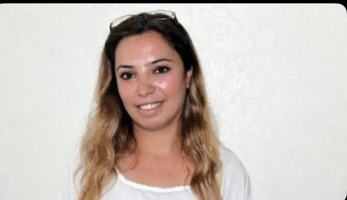 Em rêhavala xwe Denîz Poyraza ku 4 sal berê li ber deriyê avahiya HDP ya Îzmîrê hat qetilkirinê ji dil bibîr tînin. Heta vê kêliyê jî hê kujer û berpirsyar nehatine cezakirin û tên parastin.
Em rêhavalên Denîzê em ê ji bo xeyalên wê yên ji bo jiyaneke azad, li ber xwe bidin.