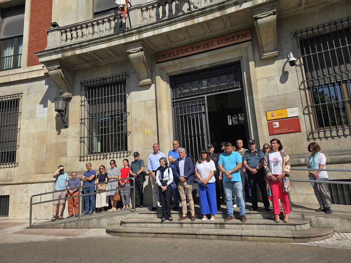 🙋‍♂️ Nuestro concejal Enrique Valdeón ha acudido hoy al minuto de silencio convocado frente a la Subdelegación del Gobierno en León
🕊️ Un gesto de repulsa por el asesinato machista ocurrido en A Coruña
💜 Desde UPL seguimos alzando la voz contra la violencia de género. #NiUnaMenos