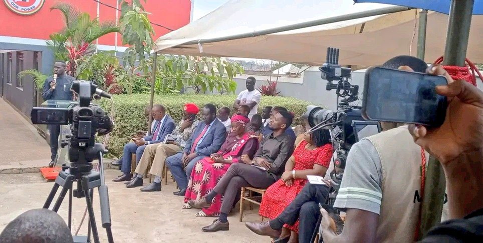 Earlier today we had a press conference welcoming new members to the party, where I was given a chance to address the youths and students from various institutions about the ongoing elections.
Injustice anywhere is a threat to justice everywhere.
#FreeAllPoliticalPrisoners⛱️