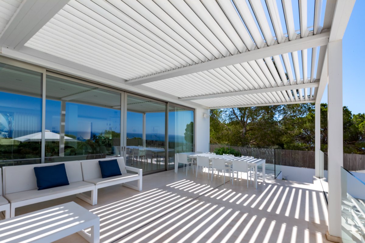 Cuando el diseño y la protección solar se complementan, surgen exteriores de relax como este residencial en Ibiza.

La Protección Solar se consigue gracias a dos Pérgolas Bioclimáticas P-150 dúplex, en RAL 9016 texturado.
Proyecto 👉 bit.ly/3G2lAlv

#pérgolas