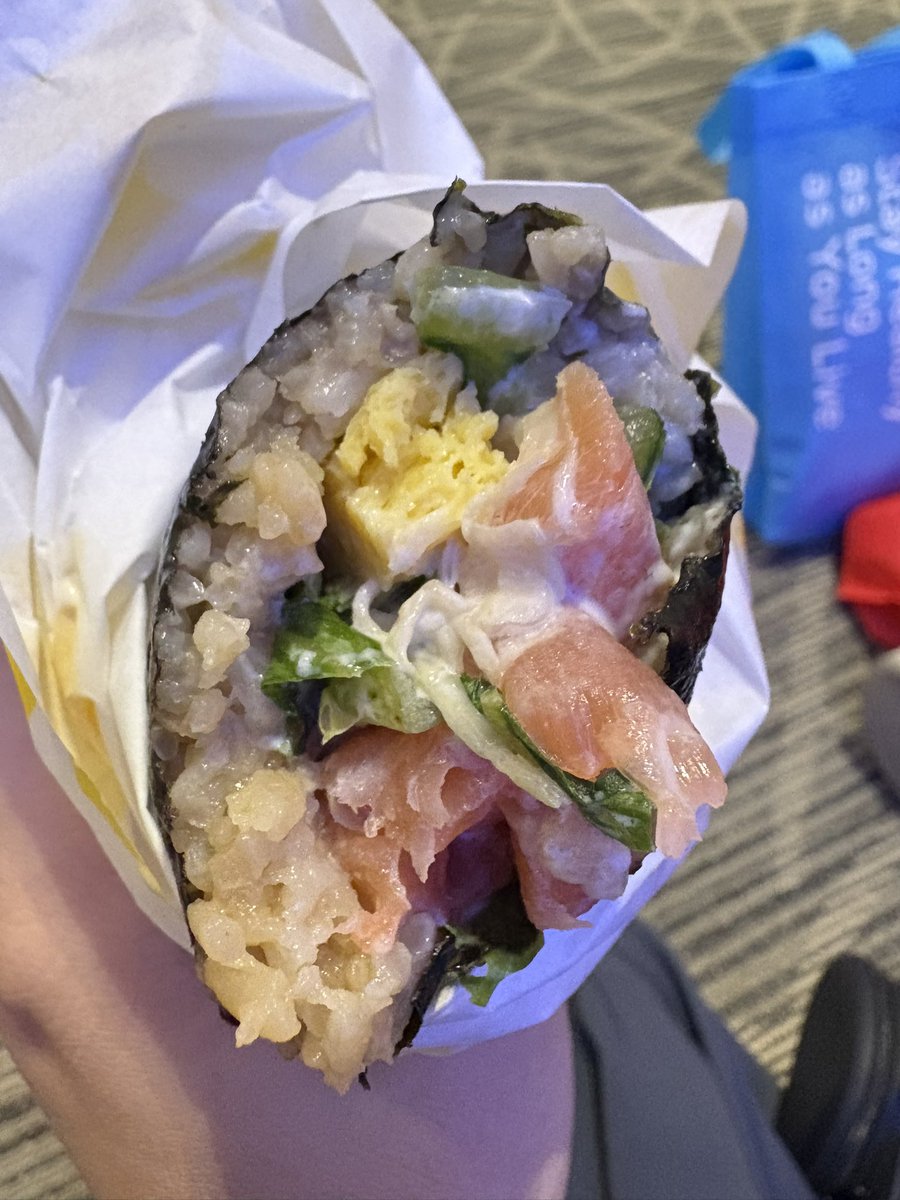 แกๆ ร้าน umami มันเริ่ดเกินนนน เห็นรีวิวมาสักพักเพิ่งได้มาลอง (ร้านอยู่สยามเซ็นชั้นบนสุด) 1️⃣ แซลม่อนซีฟู้ดสลัด 89฿ ฟีลยำแซลม่อนแซ่บๆนัวๆ ที่ไม่มีน้ำปลาร้า ให้แซลม่อนมาเยอะคุ้มค่ากับราคามากอ่ะ อร่อย ไม่ค่อยเผ็ด 2️⃣ โรลแซลม่อนไข่หวาน 89฿ ได้แซลม่อนจุกๆ เยอะกว่าข้าวอีก นัว อร่อย ไปตำ