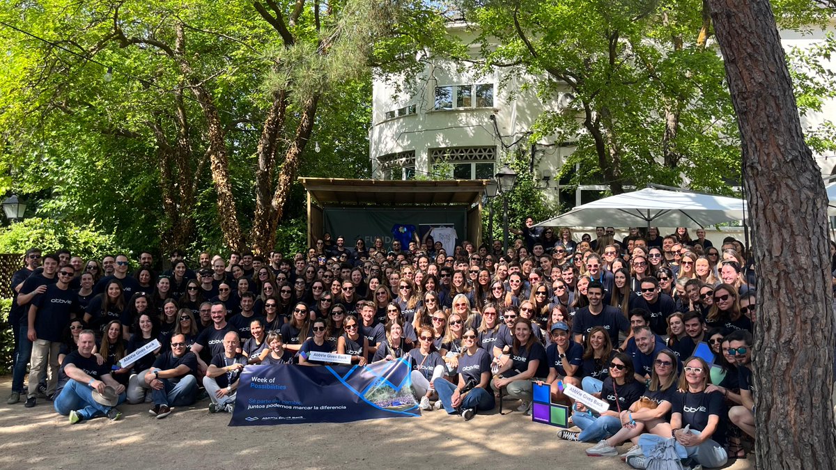 AbbVie_ES's tweet photo. ✨ Celebramos una nueva jornada de #WeekOfPossibilities junto a @fundacionalapar y @fpdeseo.
Este año nuestro voluntariado tiene un foco especial, los niños y niñas valencianos, que siguen recuperando la normalidad tras la DANA.
#AbbVieGivesBack https://t.co/3OUdphO6mm