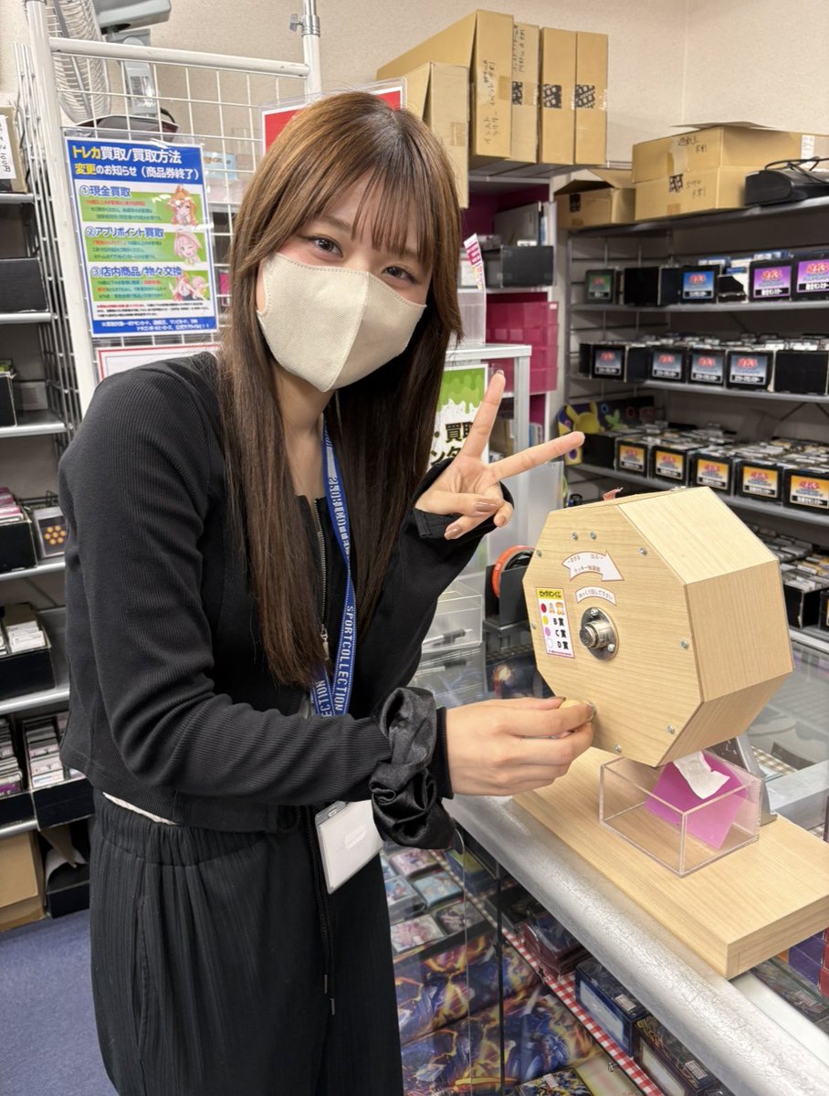 tim_nakayama's tweet image. 🌟 #ビッグバンくじ ❣️

一回500円で遊べるガラガラ
のくじのA賞🏆にポケモンのBOX
『ブラックボルト』が追加‼️

A賞〜D賞までありますハズレ
が無しのくじになりますので、
ぜひ、お店に立ち寄った際は
遊んでみてくださいませー❣️✨✨✨