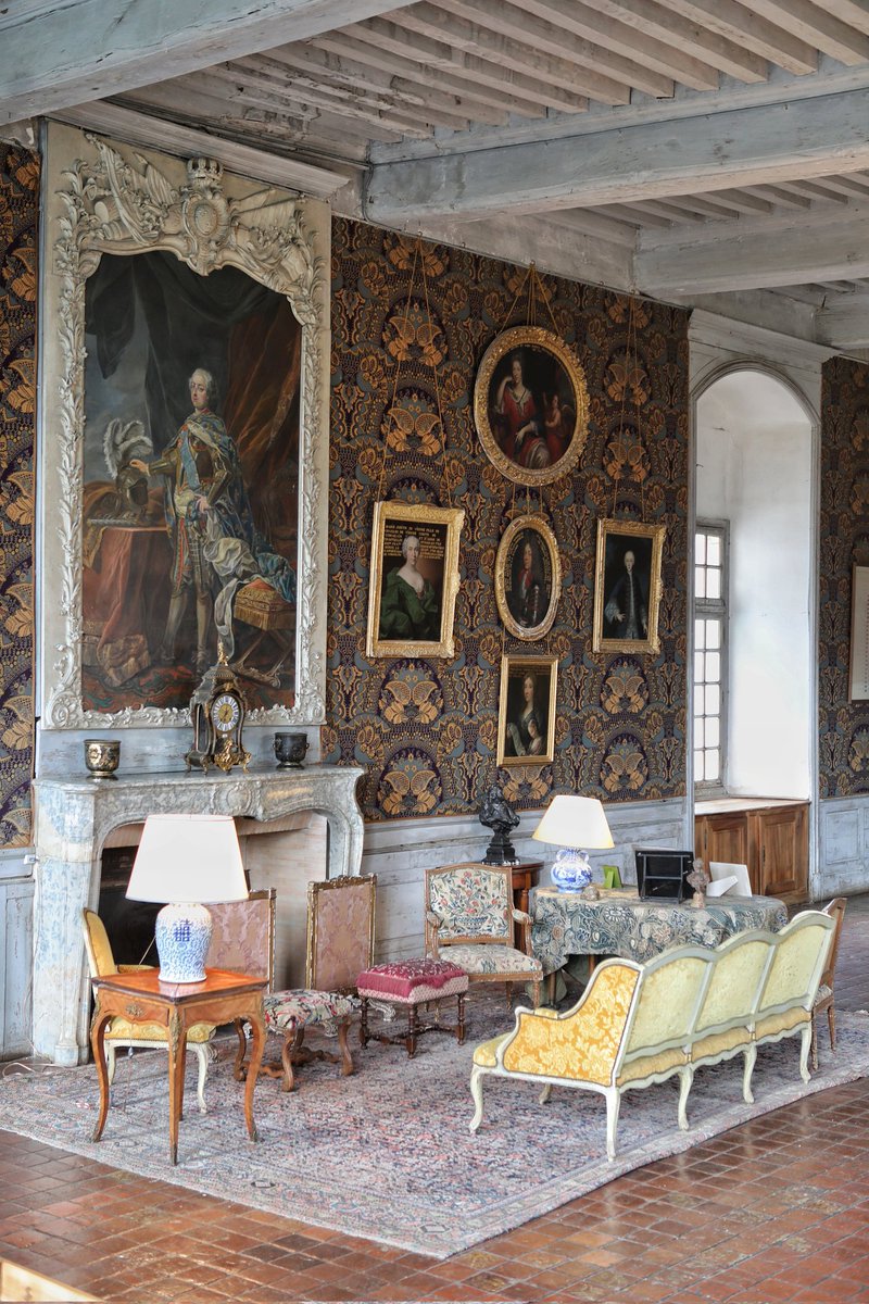 🔴 𝗔𝗟𝗢𝗥𝗦 🧐 | Quel mot pour désigner l'ambiance qui règne dans ce Grand Salon ? ✨️ 

ℹ️ Cette pièce de 190 m2 est à découvrir du jeudi au lundi de 10h à 18h ! 💪