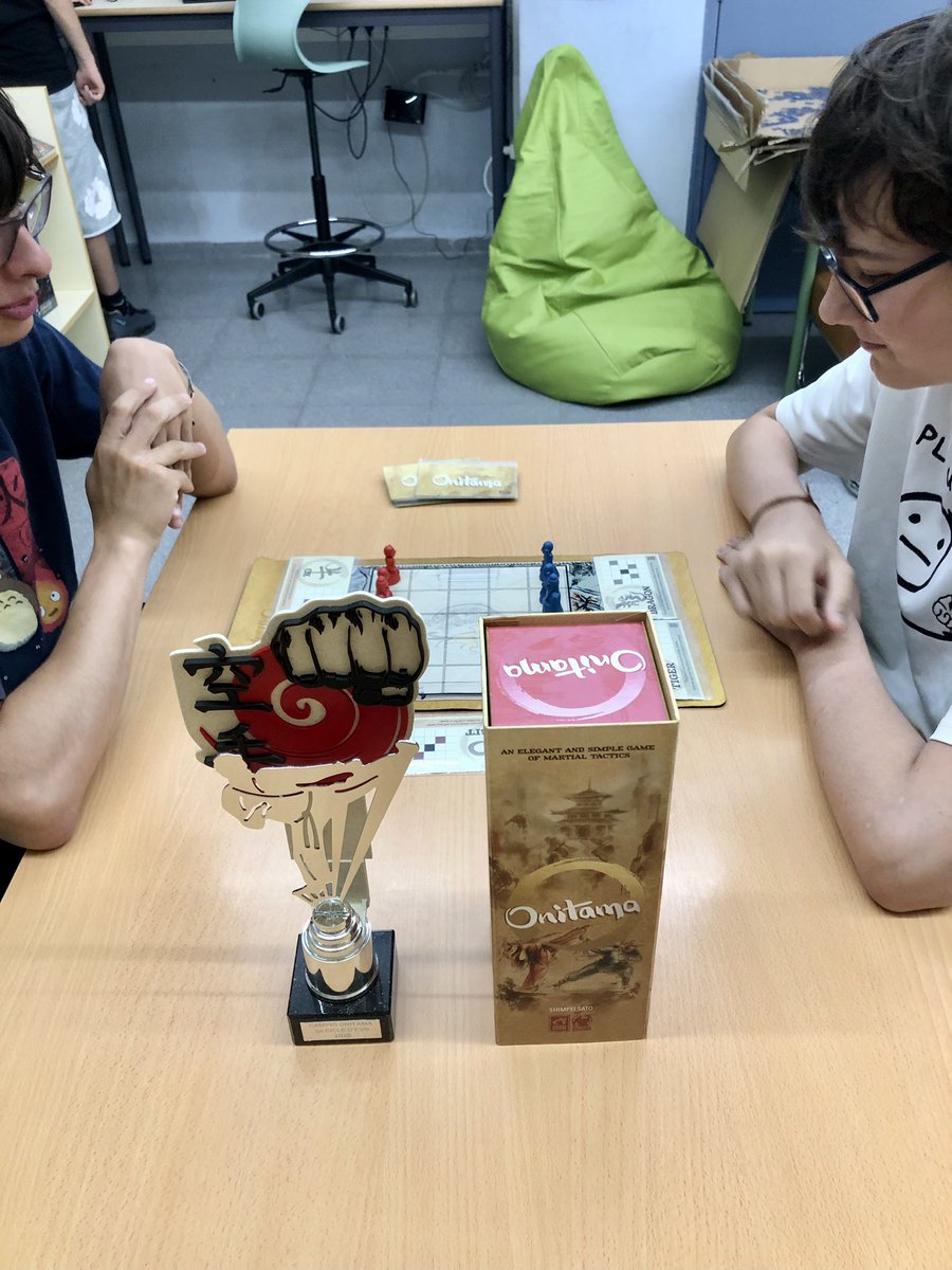 BIBimroig's tweet photo. Comença la final d’Onitama de 2n cicle d’ESO. Roc VS. Biel. Tots dos amb totes les partides guanyades fins ara!

#BibliotecaEscolar https://t.co/GHKscNoEpI