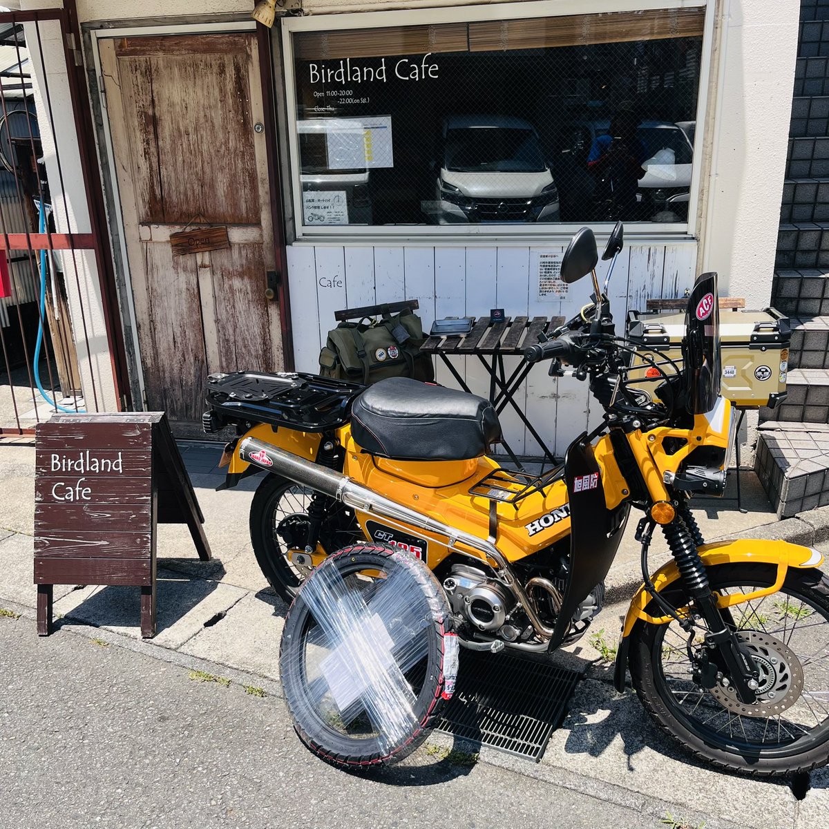 fukuda_tkc's tweet image. 僕のct125黄ーちゃんが9,600km超で初めてタイヤ交換/後輪だけ交換なので純正タイヤのIRC  GP-5/80/90-17/暑かったー/ガパオ食べたり、アイスコーヒー飲みながら、、、(^_^;)Birdland Cafe
#黄カブ　#ct125 #ハンターカブ #バードランドカフェ　#井上タイヤ　#川崎市 #R246
