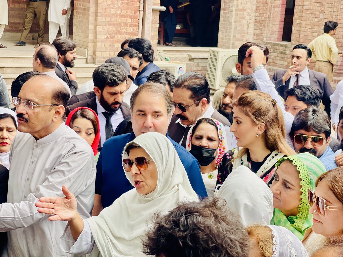 KousarMKB's tweet photo. 17جون 2025
پیٹرن انچیف پاکستان تحریک انصاف عمران خان  صاحب کے 9 مںٔی کے کیسز کی لاہور ہائیکورٹ میں سماعت کے موقع پر موجود۔
#ReleaseImranKhan #ImranKhanZindabad @PTIofficial @PTIOfficialCP https://t.co/PF7FiADBIo