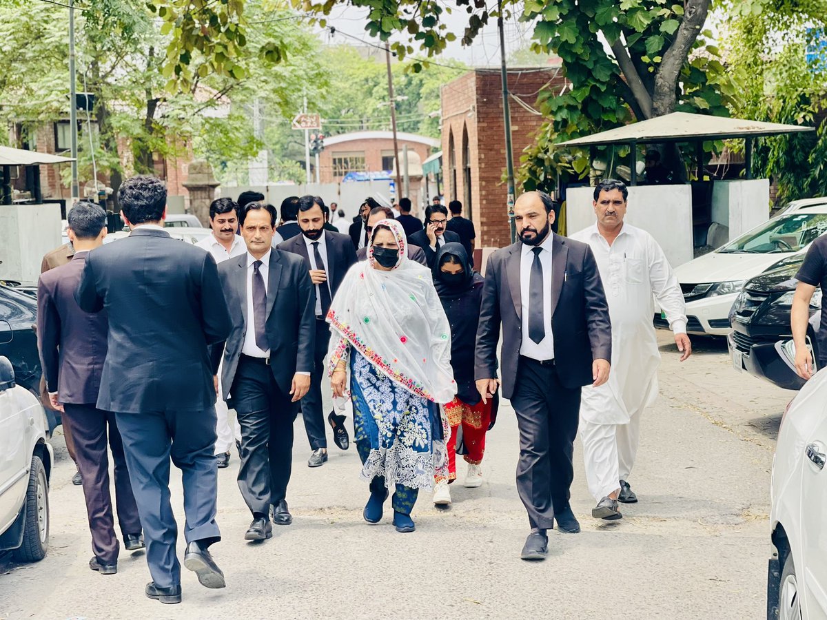 KousarMKB's tweet photo. 17جون 2025
پیٹرن انچیف پاکستان تحریک انصاف عمران خان  صاحب کے 9 مںٔی کے کیسز کی لاہور ہائیکورٹ میں سماعت کے موقع پر موجود۔
#ReleaseImranKhan #ImranKhanZindabad @PTIofficial @PTIOfficialCP https://t.co/PF7FiADBIo