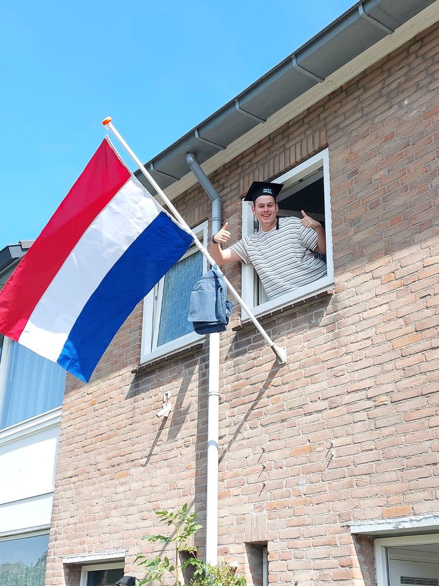 Kunnen jullie hem nog trotser maken? #RT

Onze stagiair Mats is geslaagd! Geweldige prestatie kerel! Van harte #gefeliciteerd 
#reptielen #opvang #dierenambulance #vrijwilligers #Zwanenburg