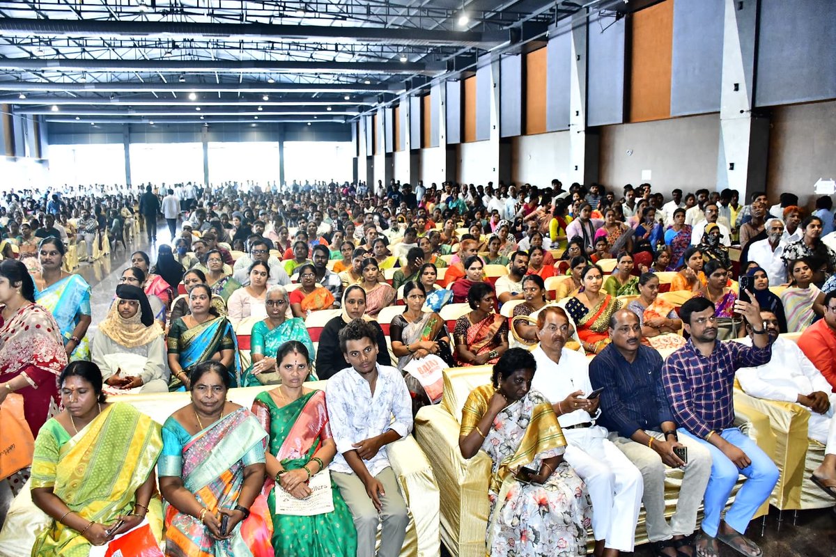 మేడ్చల్ నియోజకవర్గం తుంకుంట మున్సిపాలిటీ పరిధిలోని SNR వెద్ కాన్వెంషన్ లో జరిగిన మేడ్చల్ నియోజకవర్గం అన్ని మండలల షాదీ ముబారక్ కల్యాణ లక్ష్మి 100116 రూపాయల చెక్కుల పంపిణి కార్యక్రమంలో పాల్గొని దాదాపు 805 మంది లబ్ధిదారులకు  చెక్కులను పంపిణి చేయడం జరిగింది.