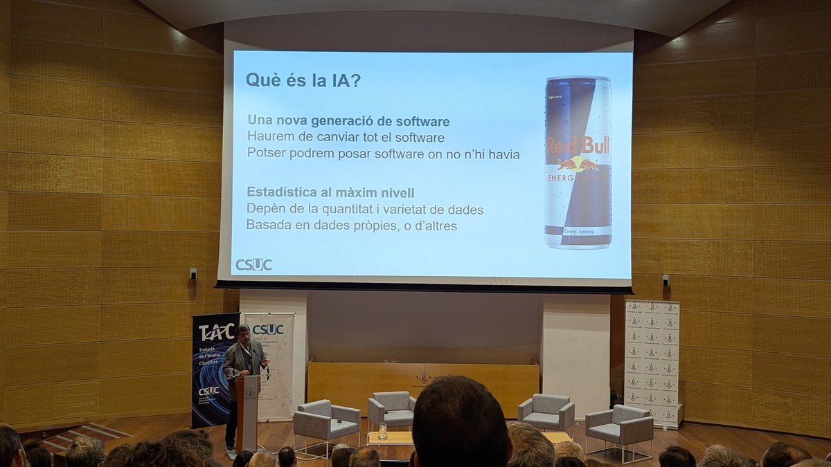 rdelavega's tweet image. En @genisroca explica fàcil temes complexes a la #TAC25. hist. d&apos;internet, explica la IA com sw amb red bull, diu q ho canviarà tot pq ho usa la industria militar (això va en serio) i descriu els 3 blocs q hi ha: USA (mercat), Xina (govern) i EU. Aposta per un bloc occidental