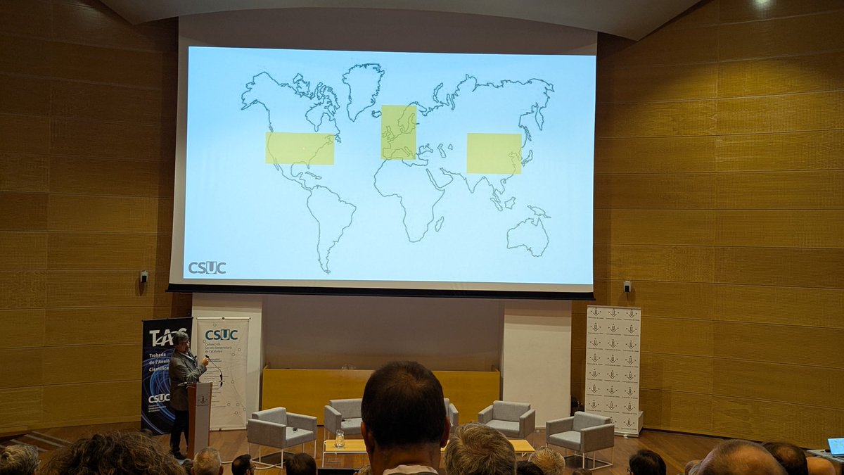 rdelavega's tweet image. En @genisroca explica fàcil temes complexes a la #TAC25. hist. d&apos;internet, explica la IA com sw amb red bull, diu q ho canviarà tot pq ho usa la industria militar (això va en serio) i descriu els 3 blocs q hi ha: USA (mercat), Xina (govern) i EU. Aposta per un bloc occidental