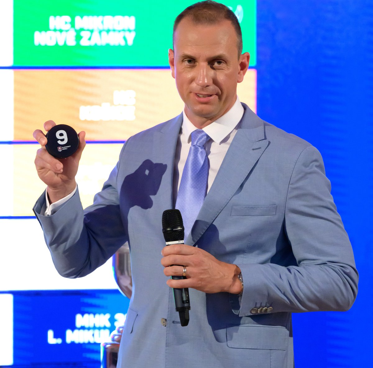 S prezidentom HK Nitra Miroslavom Kováčikom o: 
- novom štadióne
- Bubelových skratoch v play-off
- Bučekovom nešťastí, Čederleho (ne)odchode
- návrate kontroverzného Ondreja Molnára
- vzťahoch s hokejovým zväzom
- pokračovaní ikony Mezeia
- mladých prospektoch pre draft