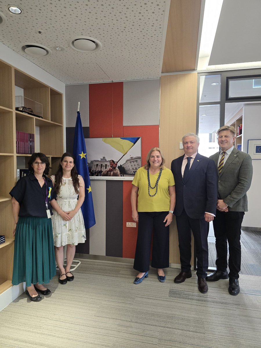 Maria Castillo (@castiml) on Twitter photo A big thanks to 🇺🇦 Ambassador <a href="/DP_UA1972/">Dmytro Ponomarenko</a> and his team for this kind gift offered to <a href="/euinkorea/">EUinKorea</a> 🇪🇺 working with & supporting 🇺🇦 also in 🇰🇷 as long as it takes <a href="/UKREmbinKorea/">Embassy of Ukraine in the Republic of Korea</a> 🙏 A big thanks to 🇺🇦 Ambassador <a href="/DP_UA1972/">Dmytro Ponomarenko</a> and his team for this kind gift offered to <a href="/euinkorea/">EUinKorea</a> 🇪🇺 working with & supporting 🇺🇦 also in 🇰🇷 as long as it takes <a href="/UKREmbinKorea/">Embassy of Ukraine in the Republic of Korea</a> 🙏