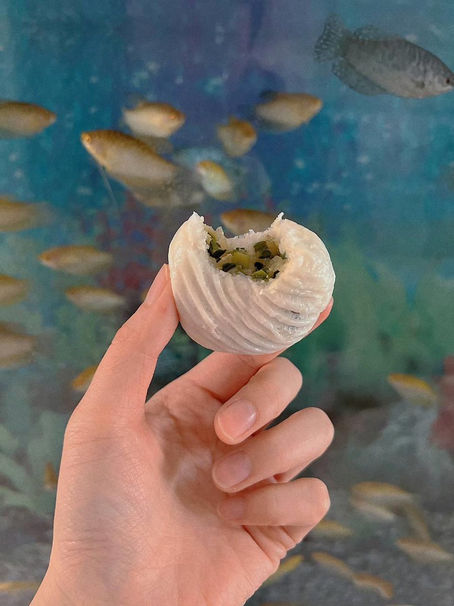 粉底总感觉脸闷闷的而且多此一举和没用之前的皮肤差不多，平时只用防晒或隔离，所以今天断舍离把粉底液给扔掉了，三年没用过粉底可是我平时为什么要买啊😭