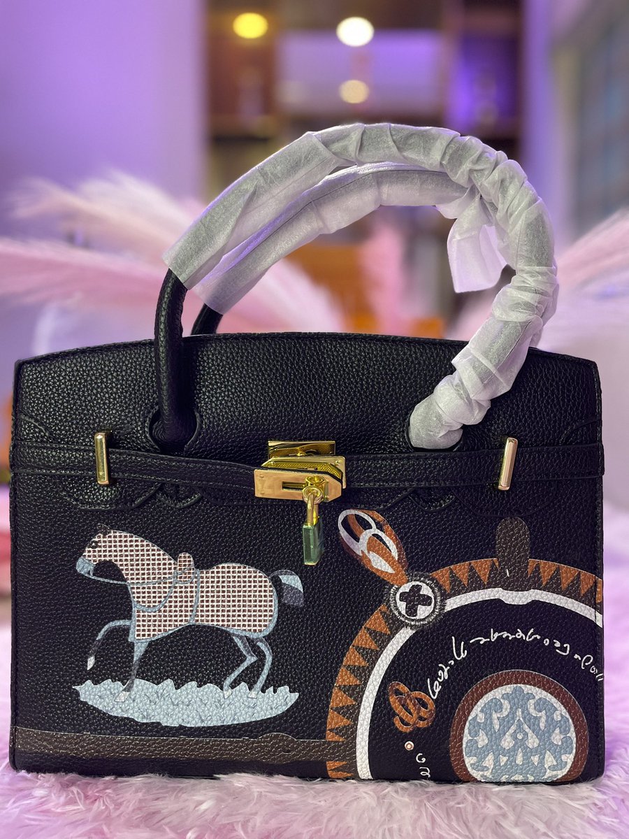 lightslepper's tweet image. NEW DROP ALERT 🚨
Your next favorite bag just landed 💃💃and yes, it goes with everything.
From bold to minimalist, we’ve got styles you’ll love! 💼💖
🛍️ How to Shop:
📩– Send a DM with the bag’s picture or name.
📱 On WhatsApp :Click the link in our bio or 08063253486
#Israel