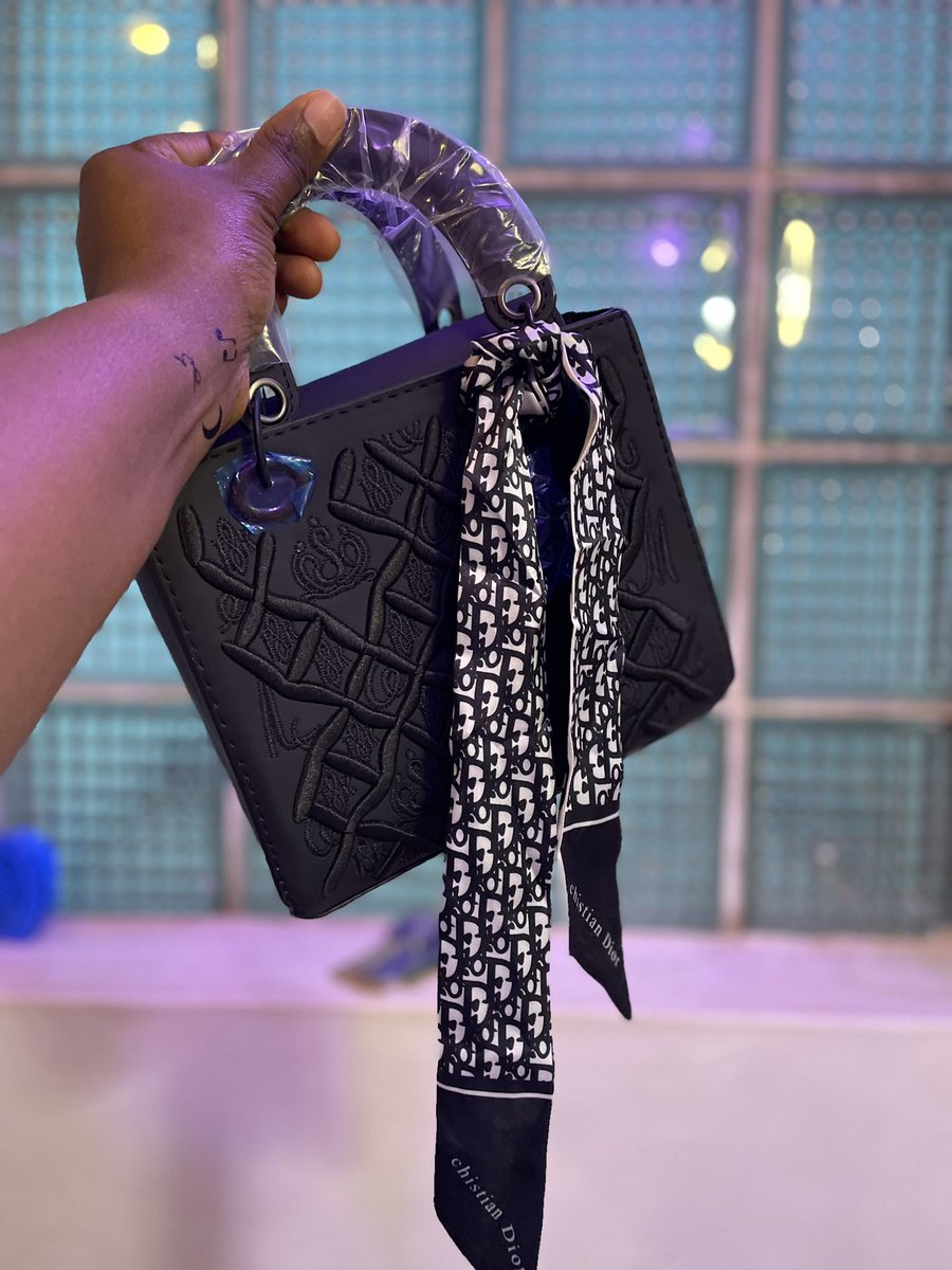 lightslepper's tweet image. NEW DROP ALERT 🚨
Your next favorite bag just landed 💃💃and yes, it goes with everything.
From bold to minimalist, we’ve got styles you’ll love! 💼💖
🛍️ How to Shop:
📩– Send a DM with the bag’s picture or name.
📱 On WhatsApp :Click the link in our bio or 08063253486
#Israel