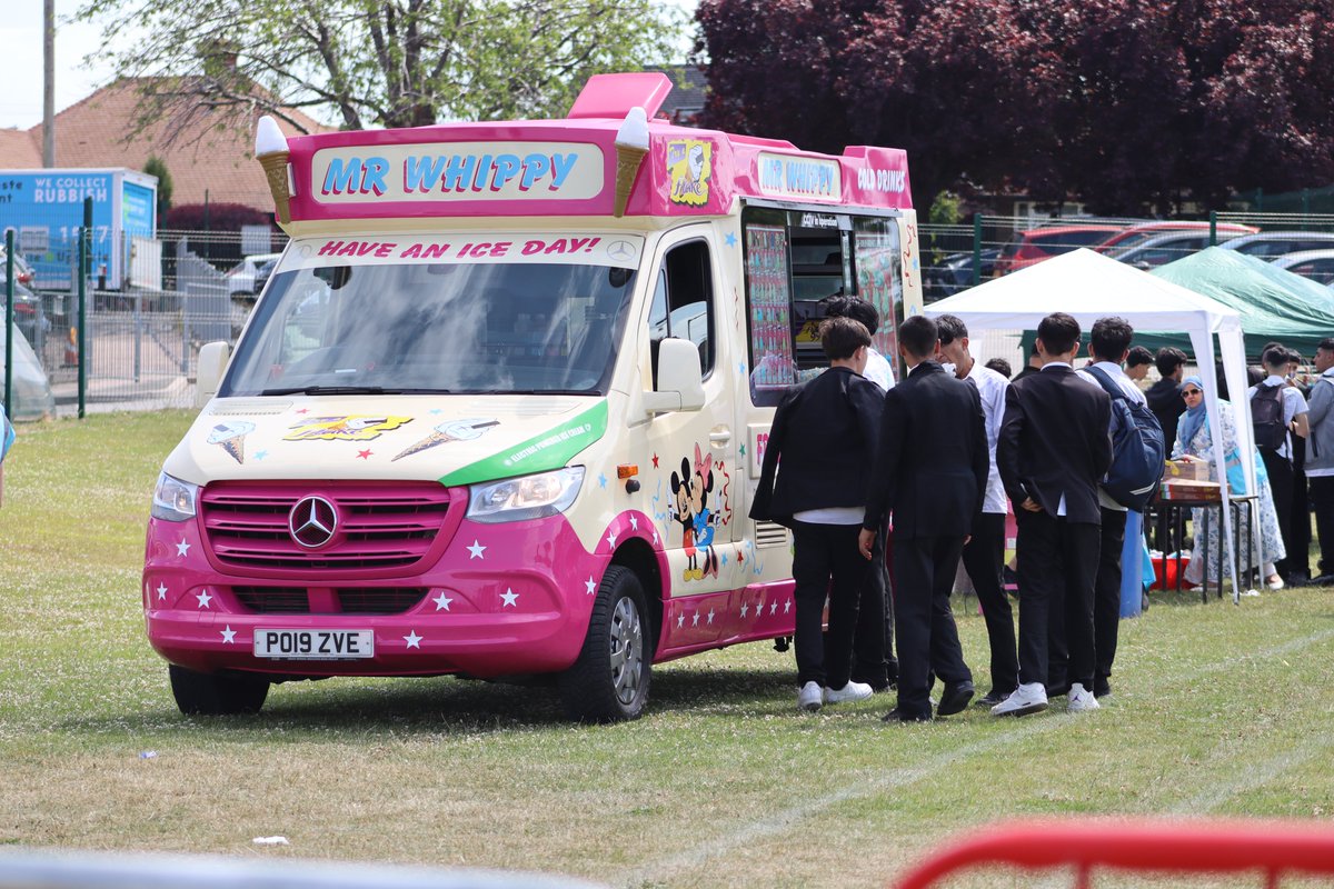 Our Year 11s shared one final moment together after their last exam - laughs, shirt-signing, hugs and goodbyes. Until we meet again… 💙Once a Challney Boy, Always a Challney Boy.
See you on results day! 👕🎓🎉 #ChallneyPride