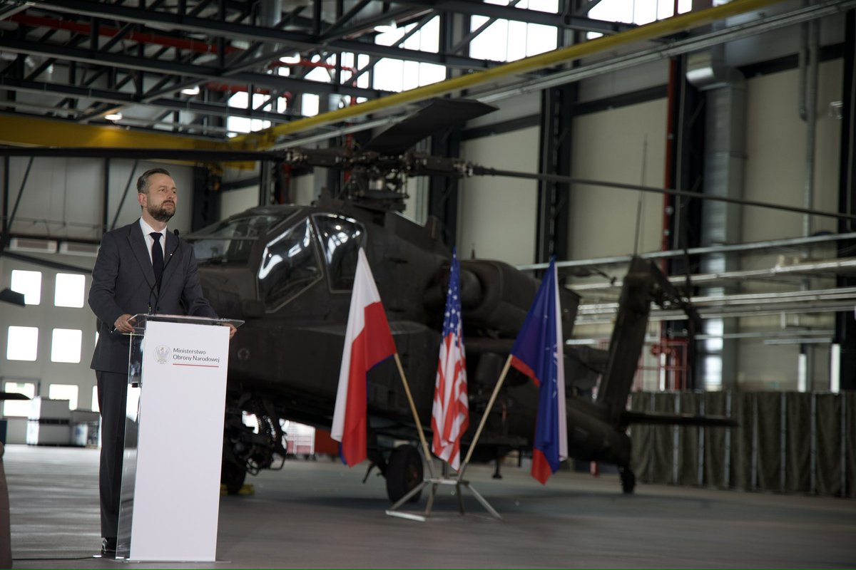 Chargé d’Affaires Daniel Lawton uczestniczył w uroczystości przekazania pierwszych z ośmiu śmigłowców AH-64D Apache Siłom Zbrojnym RP w ramach umowy leasingowej.  To ważny moment wzmacniający współpracę Polski i USA oraz wschodnią flankę NATO. Polscy piloci i technicy są już