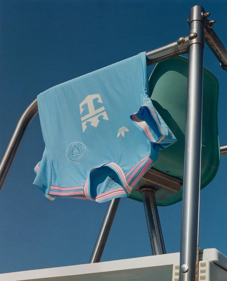 🌴🩵 LE MAILLOT À AVOIR À LA PLAGE CET ÉTÉ 🏄‍♂️

Le Inter Miami version swimming pool = flow ultime.
(lien en bio)