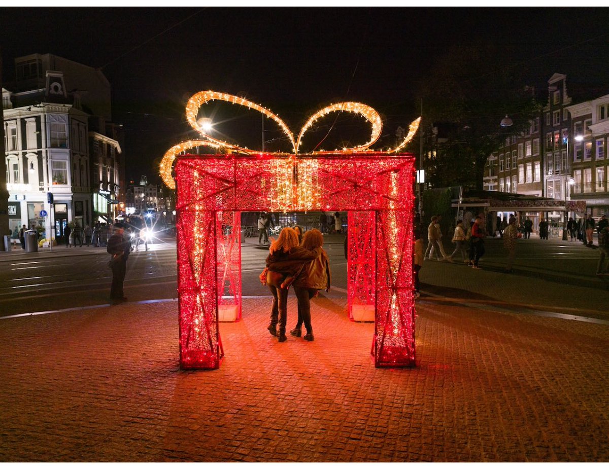 Na het ‘lichtjesloket’, waar A’dammers hun kerstlampjes moesten melden, doet de gemeente er een schep bovenop.

Het afval blijft nog steeds liggen, maar er komen duidelijke regels voor
-‘minstens 70% witte verlichting’
-‘niet meer dan 10 keer knipperen’

De prioriteiten liggen al