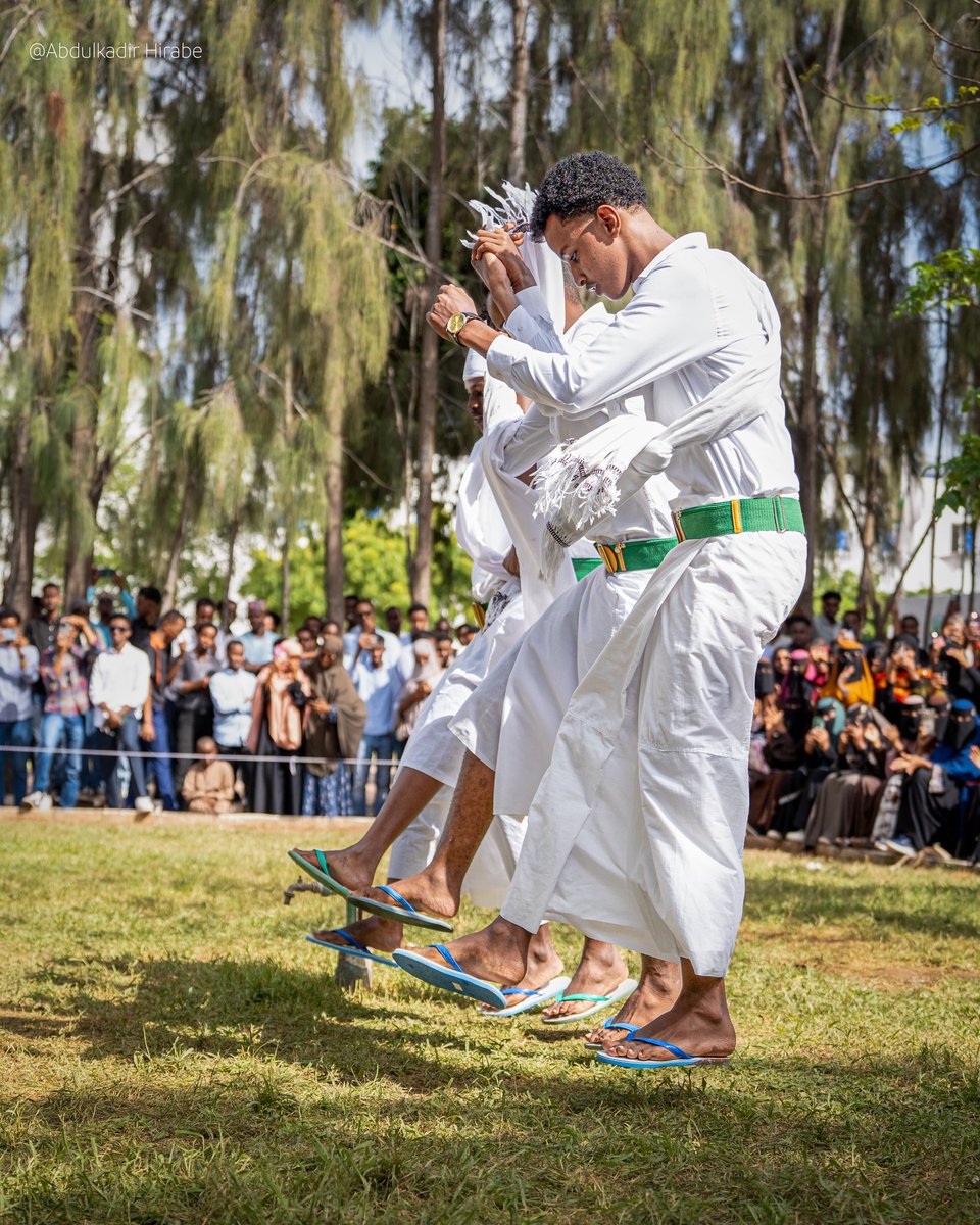 hirabe252's tweet photo. The vibrant beauty of Somali culture is beautifully showcased through the traditional attire and spirited dances of its girls and boys, each garment telling a story of heritage and identity.
#SimadUniversity #CultureWeek #SomaliCulture #TraditionalAttire #CulturalHeritage https://t.co/EnvsEtjGDk