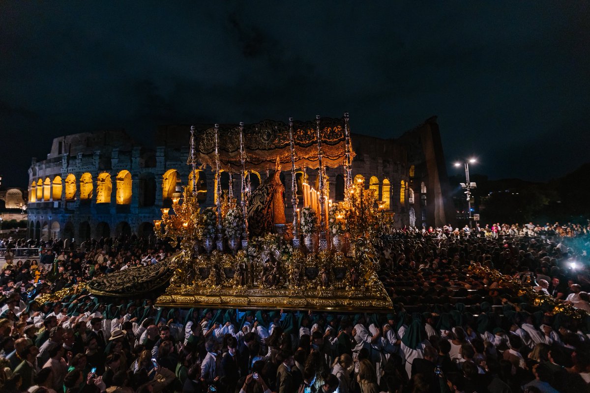 Hace un mes, la Virgen de la Esperanza recorría las calles de Roma con el orgullo de llevar Málaga por bandera.

Un momento histórico que no olvidaremos jamás por el cariño que la Virgen recibió en cada esquina de la ciudad eterna.
📸 <a href="/LMFotosCofrades/">LMFotosCofrades</a> 
#CofradíasMLG