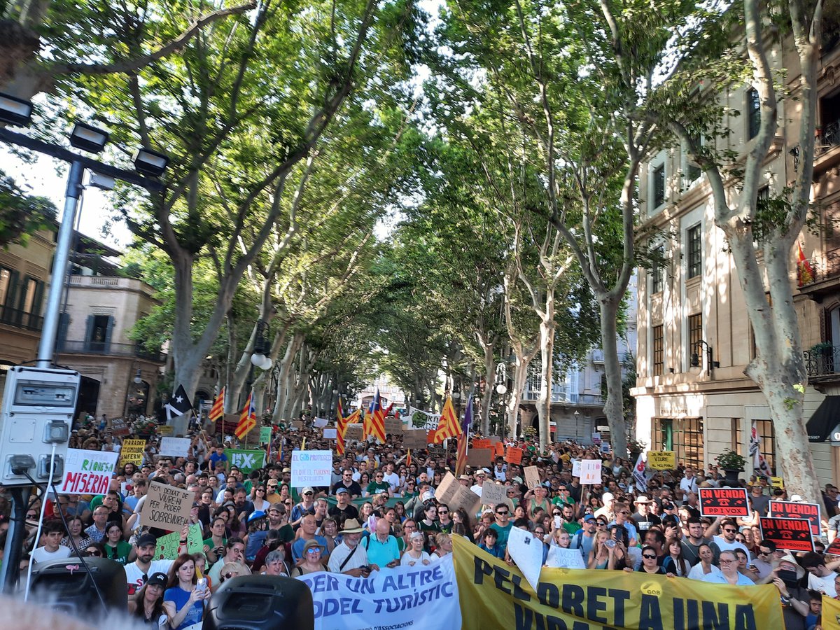 Han estat dies molt intensos:  assemblees, les accions prèvies, el concert polític per Palestina de Massive Attack 🙌, entrevistes i al final, la gran manifestació d'aquest 15J
 
Una passa més, cap a la confluència de les lluites socials davant un món que paralitza.

Seguim!