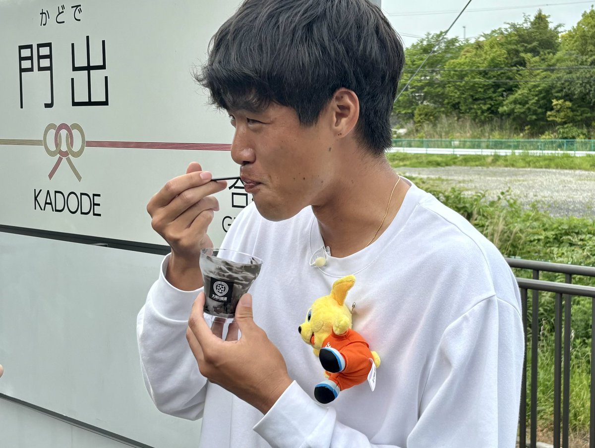 vivaspulse's tweet image. ⠀
／
#VIVA_SPULSE 6月は
ファミリータウン・ #島田市 をおさんぽ👣
＼

SLソフトを食べる #羽田健人 選手🍦

ぜひみなさんも黒いソフトクリームを
食べに #KADODEOOIGAWA を訪れてみてください🚂

#トコチャン #spulse #エスパルス