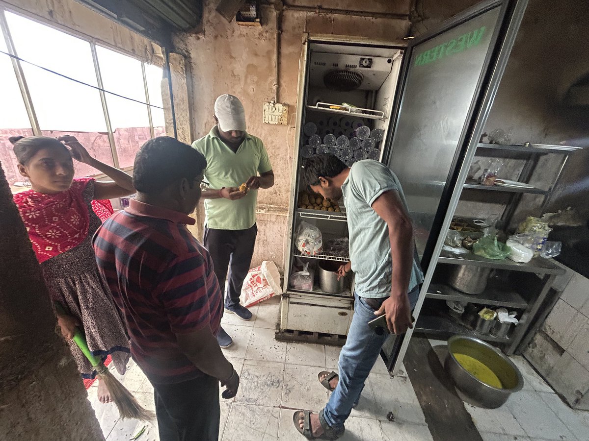 DC_Medchal_CMC's tweet photo. Day 16 activities of 100 days action plan of Medchal Municipality. Municipal Commissioner food inspection at restaurants along with sanitary inspector 
@MoHUA_India 
@tksreedevi
@cdmatelangana
@SwachhBharatGov
@SBMU_Telangana
#TG100daysActionplan
#TelanaganaRising2047 https://t.co/J3oKUZFxIV