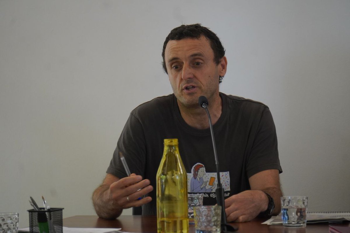 UEU (@ueu_orokorra) on Twitter photo Oier Etxebarria, <a href="/Goiener/">Goiener Taldea</a> goiener.com
Subiranotasun energetikoa berreskuratu nahi du egun sektore elektrikoan liberalizatuta dauden esparruetan sartuz: merkaturatzea (energia erosketa) eta sorkuntza.
Ikerketa berriak azaltzen ari da.
#UI53 #GizarteEkonomiakoTopaketa Oier Etxebarria, <a href="/Goiener/">Goiener Taldea</a> goiener.com
Subiranotasun energetikoa berreskuratu nahi du egun sektore elektrikoan liberalizatuta dauden esparruetan sartuz: merkaturatzea (energia erosketa) eta sorkuntza.
Ikerketa berriak azaltzen ari da.
#UI53 #GizarteEkonomiakoTopaketa