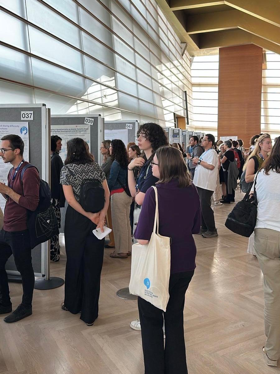 BilinguaLab_UGR (@bilingualab_ugr) on Twitter photo La semana pasada, nuestros compañeros Fernando Martín-Villena y <a href="/GrciaGuerrero/">Elena García-Guerrero</a> presentaron parte de las investigaciones que realizamos en <a href="/ISBilingualism/">International Symposium on Bilingualism 15</a> en Donostia-San Sebastián! Hablaron sobre cómo los bilingües procesan el lenguaje ofreciendo datos de movimiento ocular 🧠👀 La semana pasada, nuestros compañeros Fernando Martín-Villena y <a href="/GrciaGuerrero/">Elena García-Guerrero</a> presentaron parte de las investigaciones que realizamos en <a href="/ISBilingualism/">International Symposium on Bilingualism 15</a> en Donostia-San Sebastián! Hablaron sobre cómo los bilingües procesan el lenguaje ofreciendo datos de movimiento ocular 🧠👀