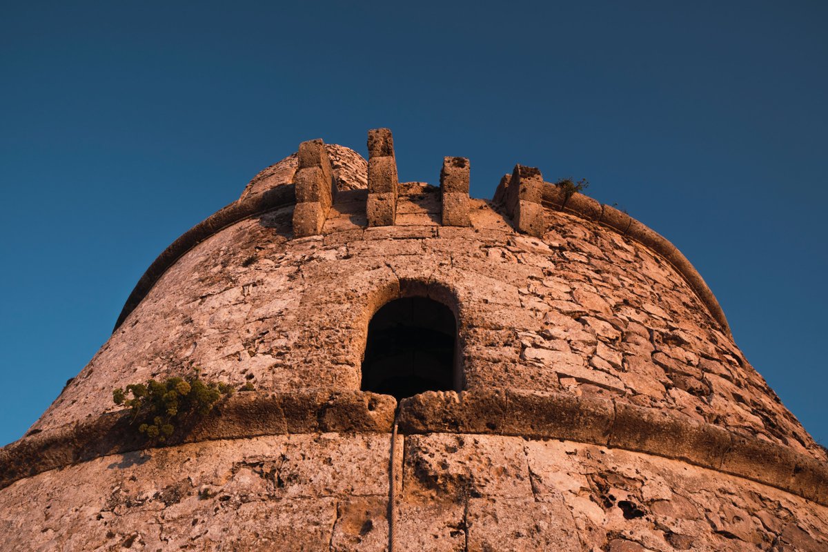 En #Formentera, las torres de defensa no solo vigilaban el mar… también guardaban la memoria de un tiempo en el que la isla se protegía de los ataques piratas. ⚔️

Construidas en el siglo XVIII, estas torres se alzan en puntos estratégicos de la costa y se comunicaban entre